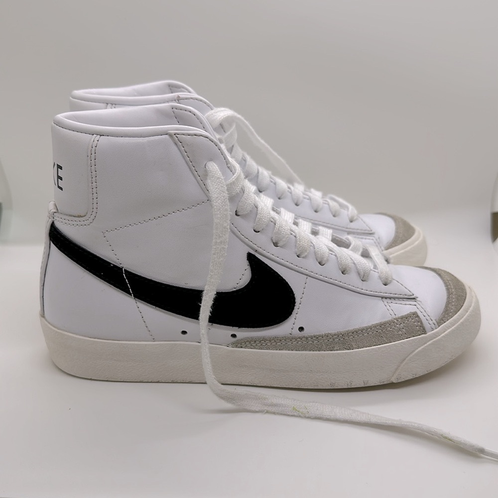 Nike Women’s Blazer Mid ‘77 sneakers,  Leather and Synthetic Upper, Size 6
